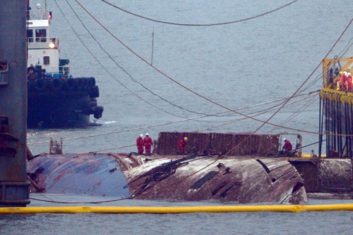 Thân tàu Sewol đã bắt đầu nhô lên khỏi m