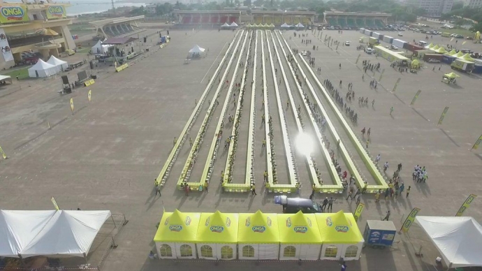 B&agrave;n ăn d&agrave;i nhất thế giới c&oacute; thể chứa