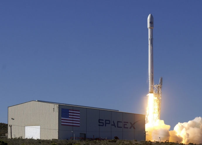 Lần đầu ti&ecirc;n, c&ocirc;ng ty Space X ph&oacute;ng t&ecirc;n lu