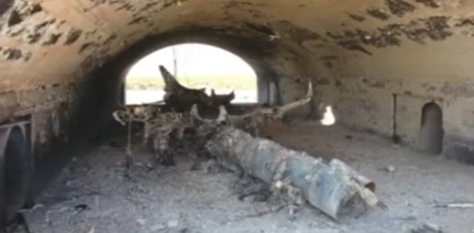 Tên lửa luồn xuống dưới nhà chứa máy