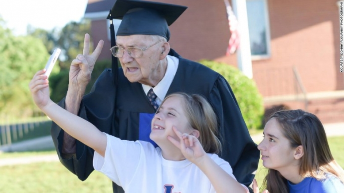 Ông Sheffield chụp ảnh tự sướng bên các 