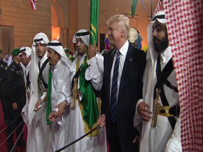 Hình ảnh ông Donald Trump tươi cười nhún 