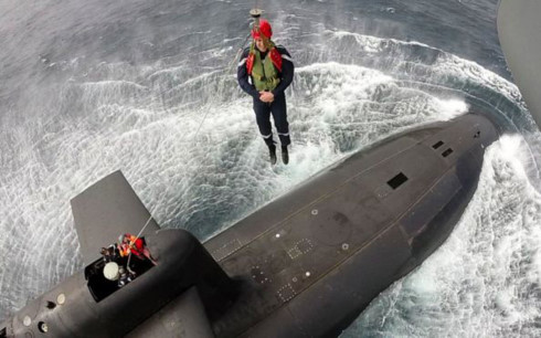 Tổng thống Ph&aacute;p được hạ từ trực thăng xuống t&agrave;u ng