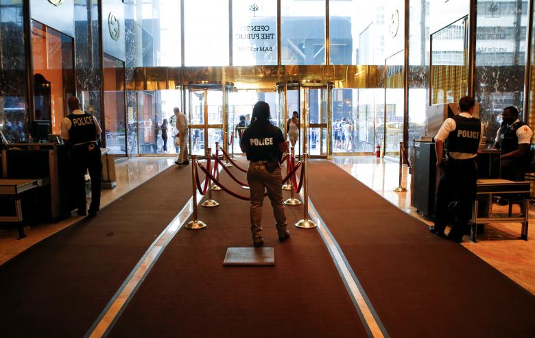 Mật vụ l&agrave;m việc tại điểm kiểm tra an ninh b&ecirc;n tron