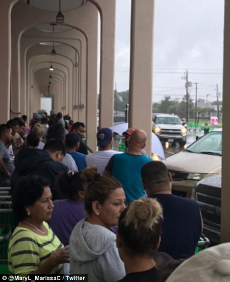 Hình ảnh người dân xếp hàng vào cửa hàng rau gần s