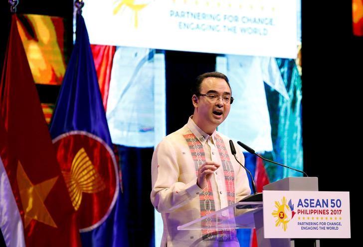 Ngoại trưởng Philippines Alan Peter Cayetano .