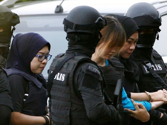 Cảnh sát áp giải Đoàn Thị Hương lên toà