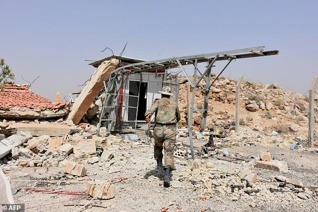 Một binh lính Syria kiểm tra khu vực vừa 