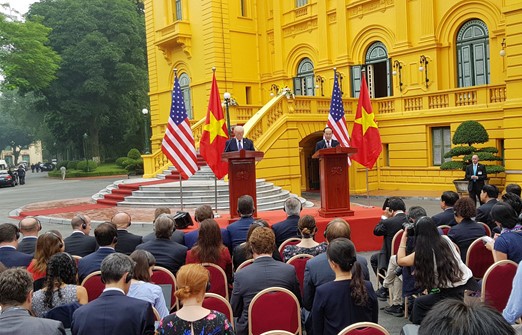 Toàn cảnh cuộc họp báo chung ngoài trời