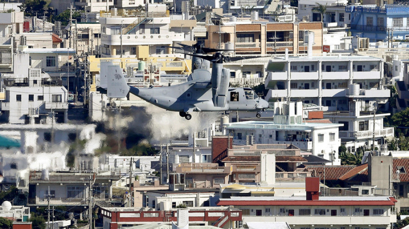 Một máy bay Mỹ bay gua thành phố Ginowan