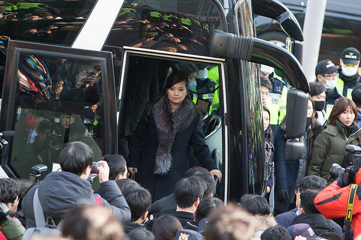 Bà Hyon Song-wol bước ra trước sự ồ lê