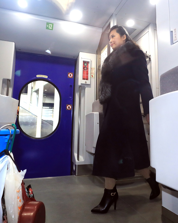 Nhất cử nhất động của bà đều được p