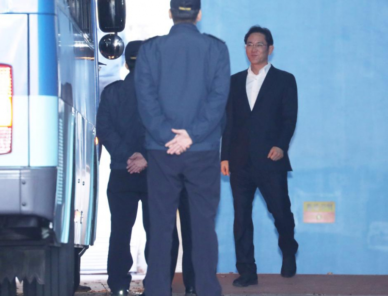 &Ocirc;ng Lee tươi cười rời khỏi t&ograve;a