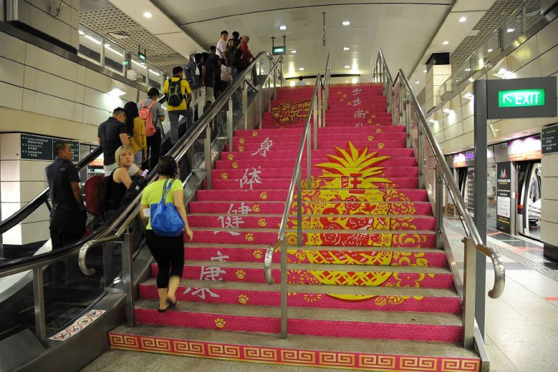 Bên trong sân ga cũng được trang trí rực 