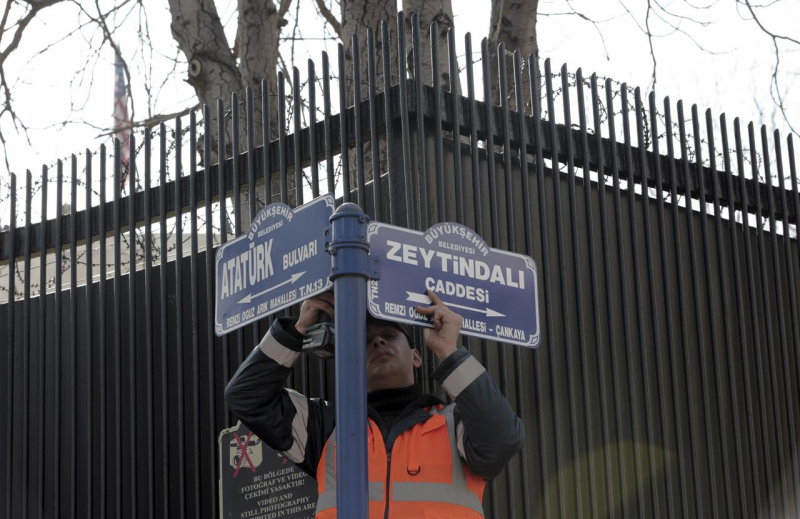 Nhân viên Thổ Nhĩ Kỳ thay biển tên đườ