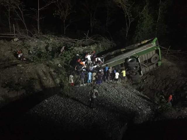 Đội cứu hộ tìm kiếm trong bóng tối