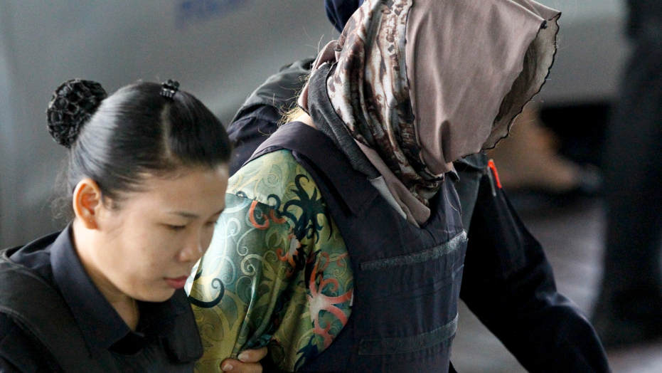 Nghi phạm Đo&agrave;n Thị Hương được c&aacute;c nữ cảnh s&aacute;t dẫn 