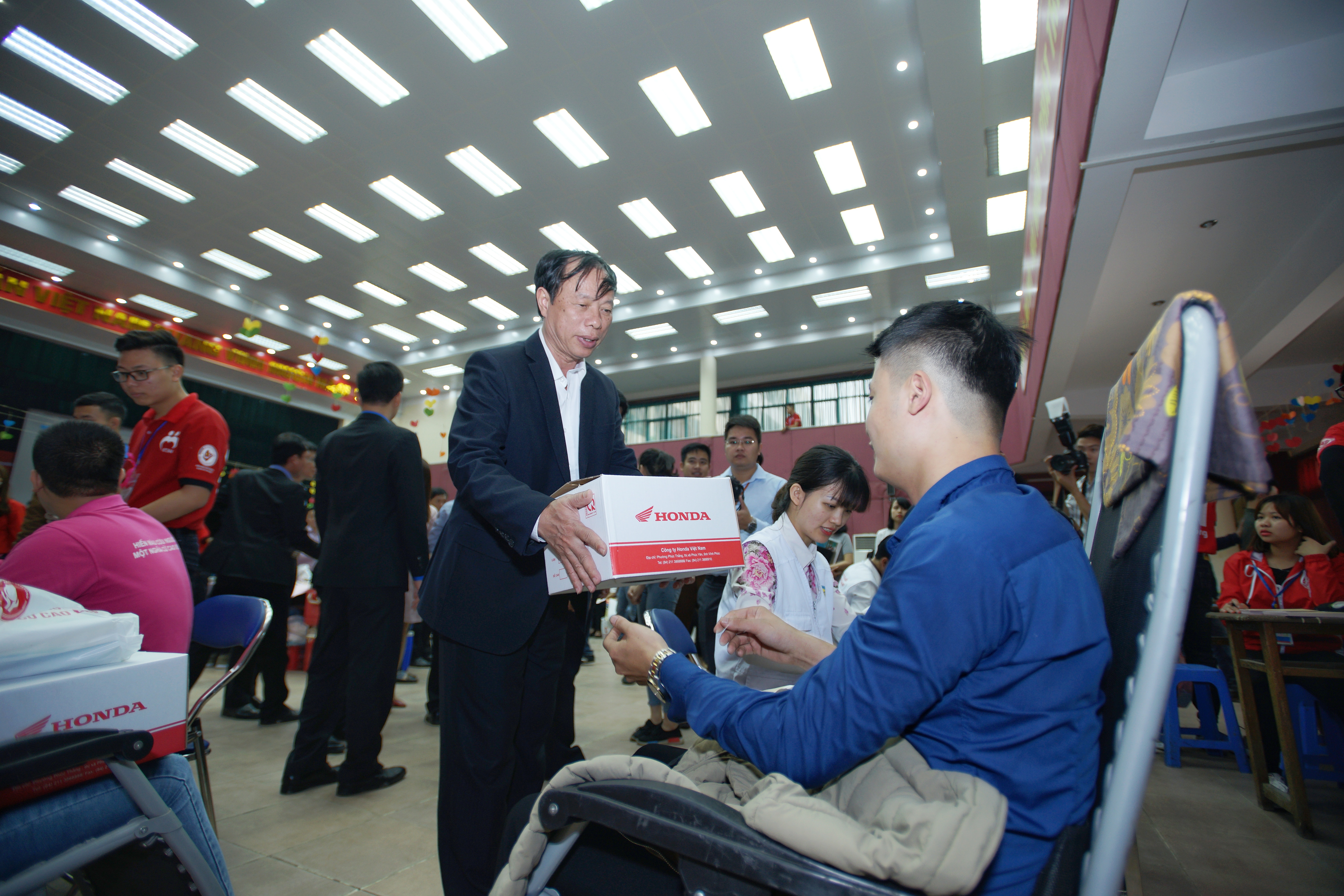 Tặng qu&agrave; 2.