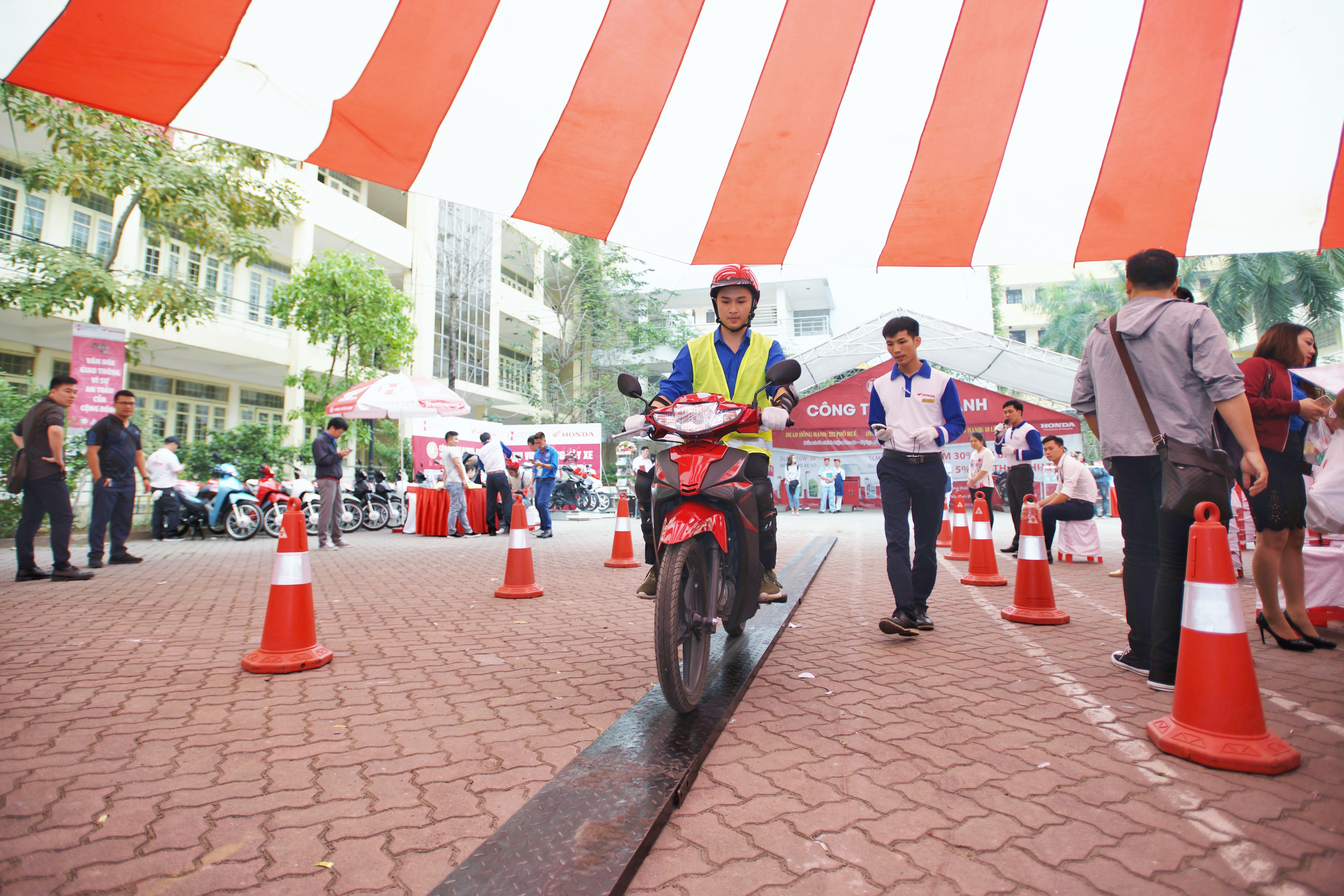 Tham gia thi lai xe.