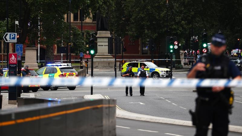 Cảnh s&aacute;t bao v&acirc;y khu vực xung quanh t&ograve;a nh&agrave; quốc h