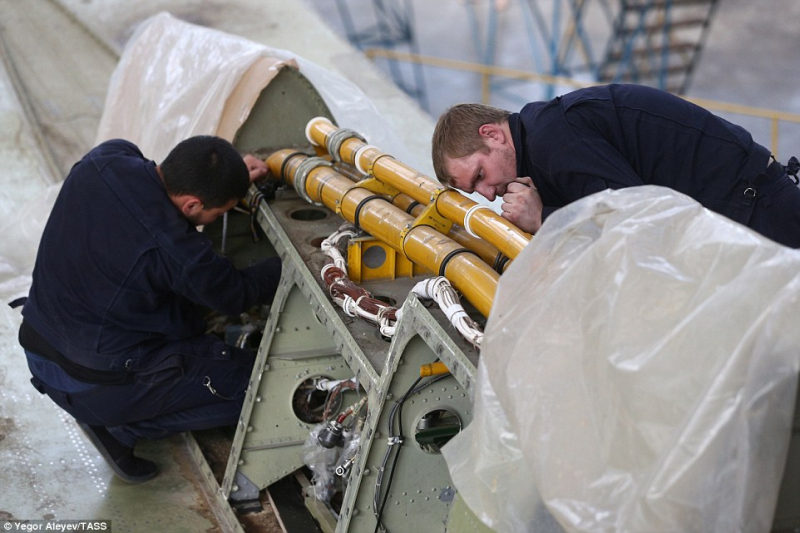 Nh&acirc;n vi&ecirc;n tại nh&agrave; m&aacute;y Gorbunov đặt tại Kanzan đang