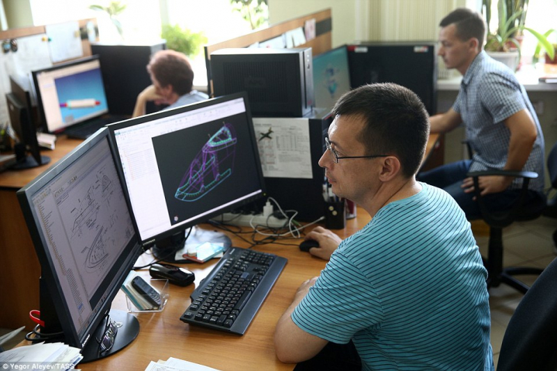 Nh&acirc;n vi&ecirc;n tại trung t&acirc;m thiết kế của nh&agrave; m&aacute;y Gorbu