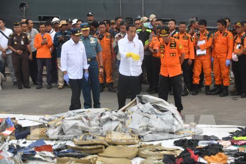 Tổng thống Indonesia Joko Widodo v&agrave; Bộ trưởng Giao