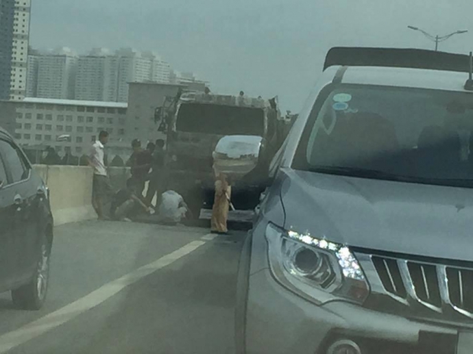 xe tải bốc ch&aacute;y