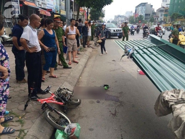 b&eacute; tri bị t&ocirc;n cứa cổ