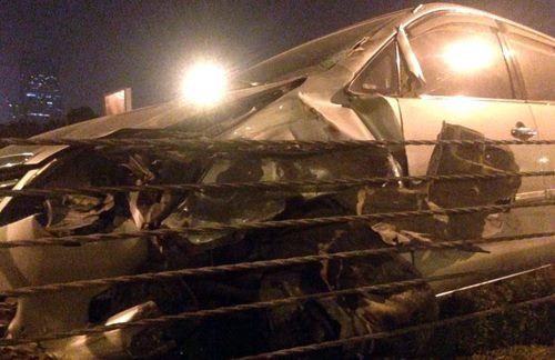 xe lao l&ecirc;n dải ph&acirc;n c&aacute;ch