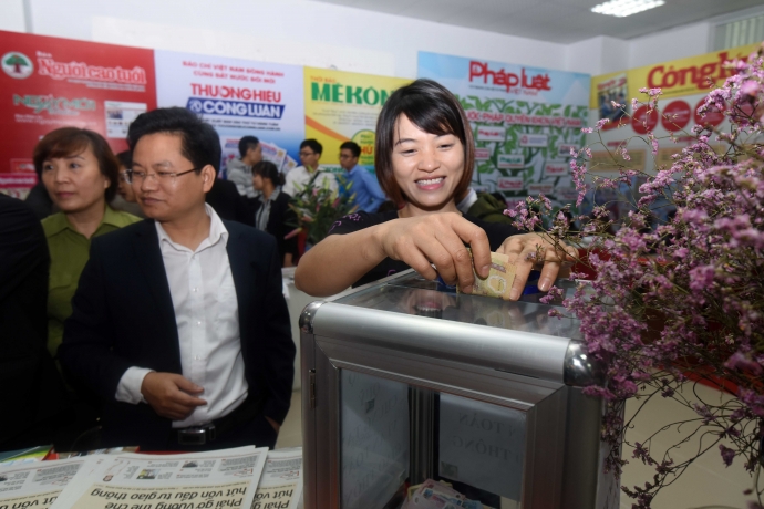 Chị Phương Anh, tạp ch&iacute; Thi đua, ủng hộ Qũy Chung 