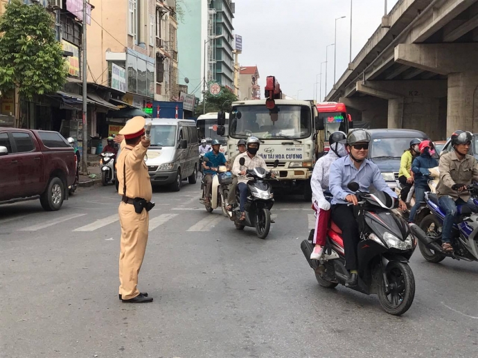 Đội CSGT số 14 ph&acirc;n luồng tại n&uacute;t giao Nguyễn Xiển