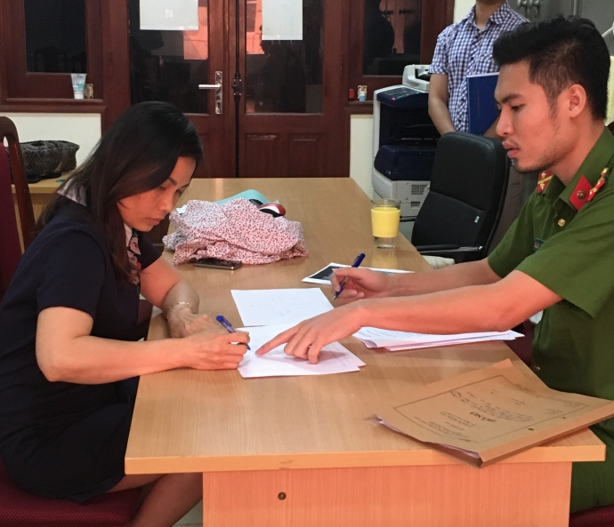 tự nhận nh&agrave; b&aacute;o lăng mạ CSGT