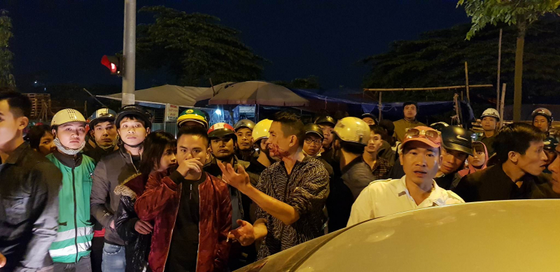 va chạm giao th&ocirc;ng đ&aacute;nh nhau sau tai nạn ở L&ecirc; Văn 