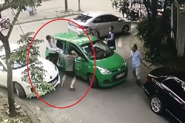 Hiện trường vụ t&agrave;i xế taxi Mai Linh bị t&agrave;i xế Merc