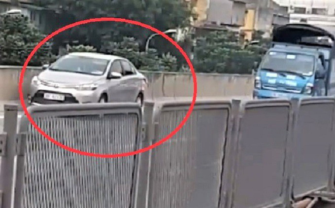 Xe &ocirc; t&ocirc; con đi l&ugrave;i tr&ecirc;n đừng v&agrave;nh đai 3 tr&ecirc;n cao s