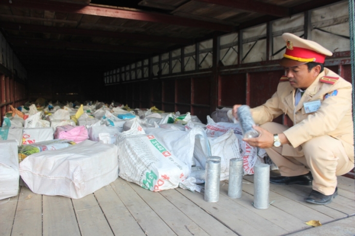 Bắt- xe- qu&aacute;- tải- chở- hơn- 8- tấn- nh&ocirc;m -lậu.jpg