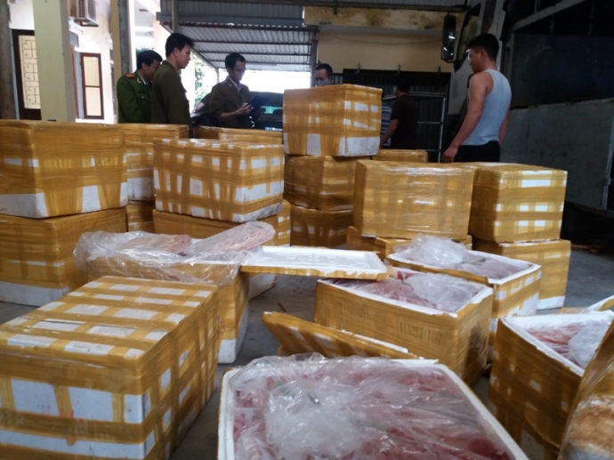 Bắt- xe- tải- chở- 2,5- tấn- l&ograve;ng- lợn- thối