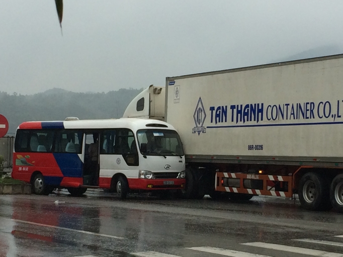 Đang- sang- đường- xe- kh&aacute;ch- bị- Container- t&ocirc;ng-