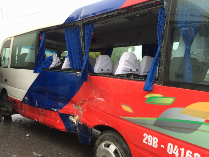 Đang- sang- đường- xe- kh&aacute;ch- bị- Container- t&ocirc;ng-