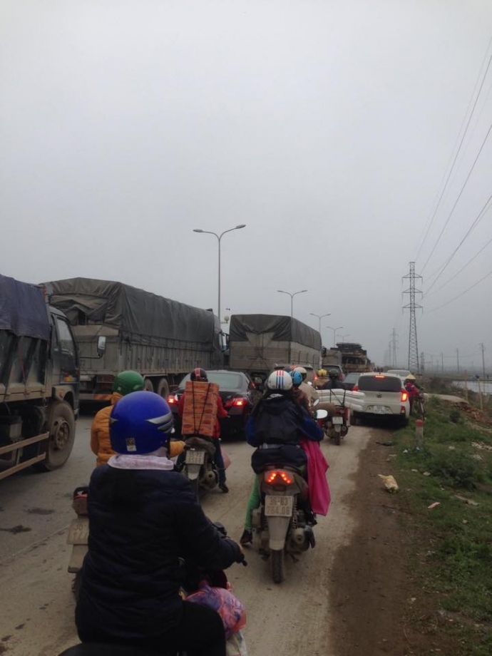 Xe -bồn- chở- dầu- t&ocirc;ng- xe- m&aacute;y-3- người- tử -von