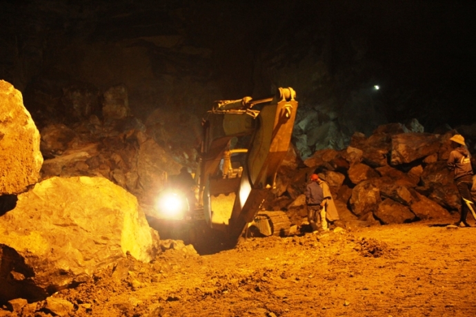 vụ-sập-mỏ-đ&aacute;-8-người-thương-vong.jpg3