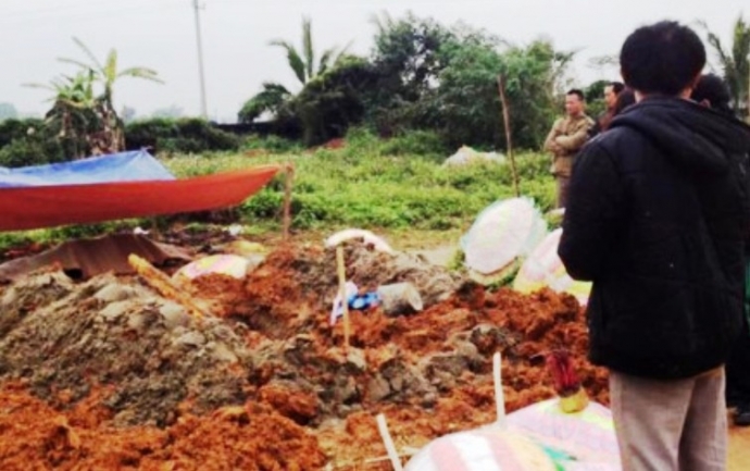 T&aacute;- hỏa- ph&aacute;t- hiện- ng&ocirc;i- mộ- mới- ch&ocirc;n- cất- bị-