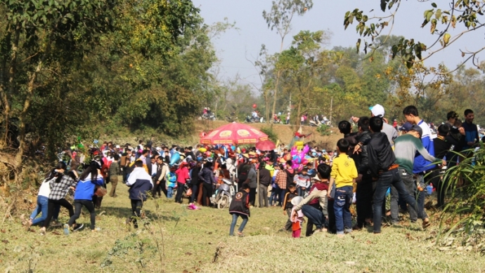 Đầu- năm- đi -chợ- choảng- nhau- cầu- may.jpg11