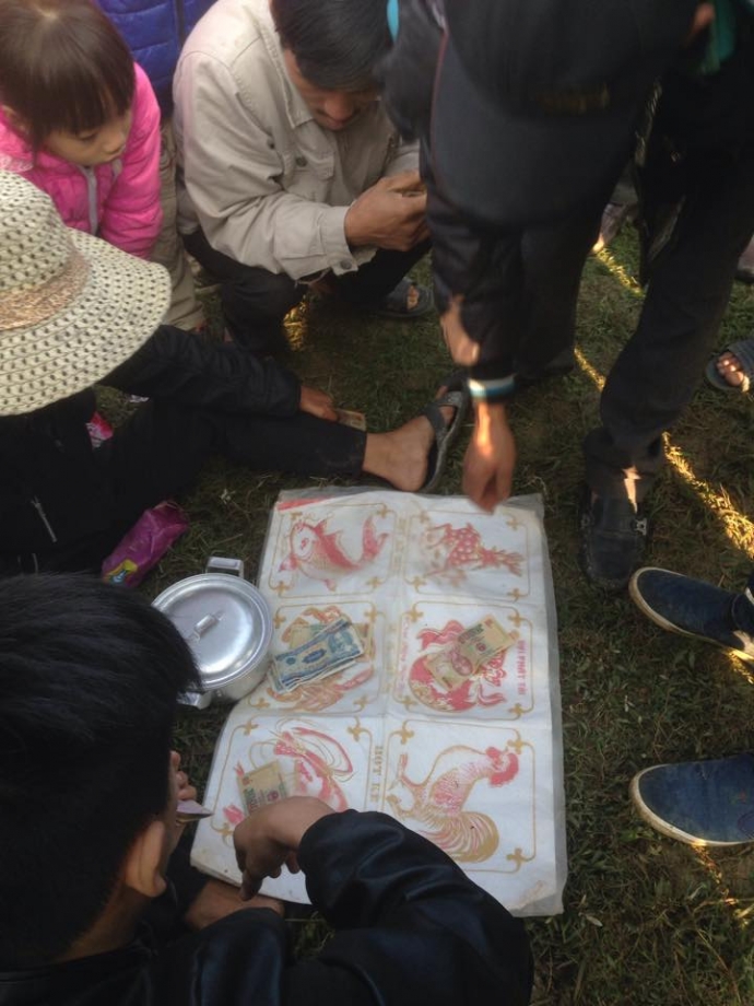 Đầu- năm- đi -chợ- choảng- nhau- cầu- may.jpg8