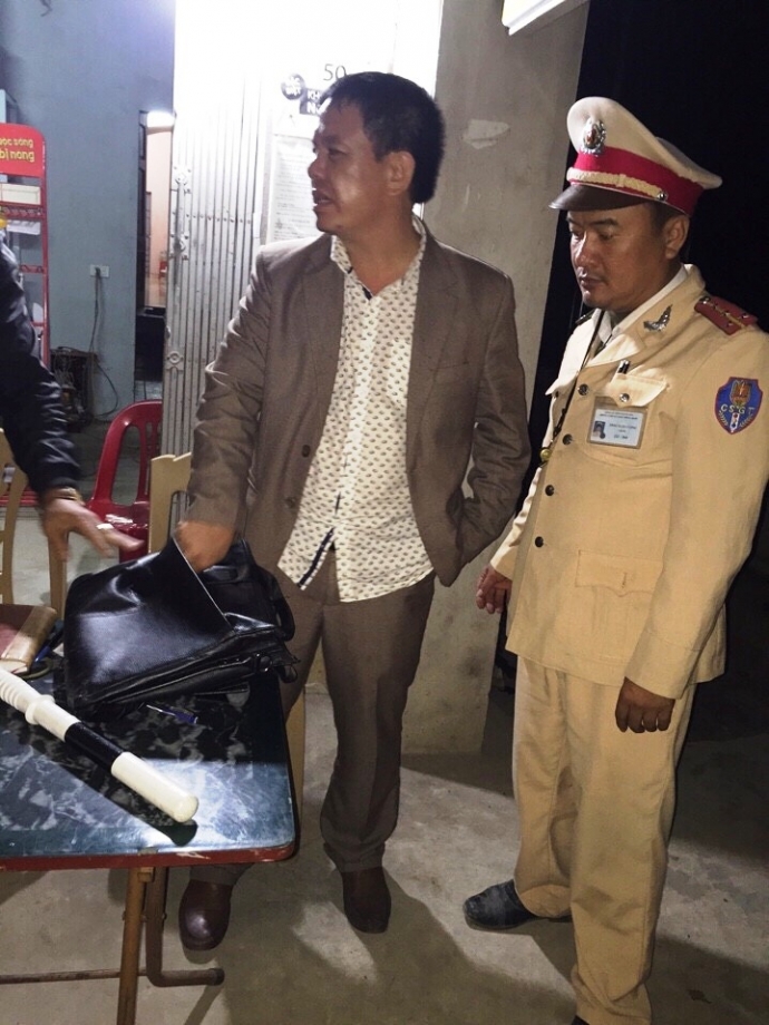 Kiểm- tra- xe- vi- phạm- giao- th&ocirc;ng- l&ograve;i- ra- ma 