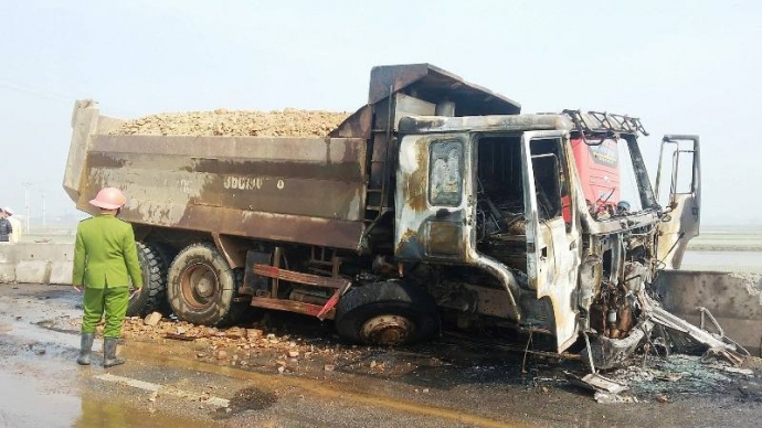 Xe -tải- h&uacute;c- dải- ph&acirc;n- c&aacute;ch- rồi- ch&aacute;y -ng&ugrave;n- ng