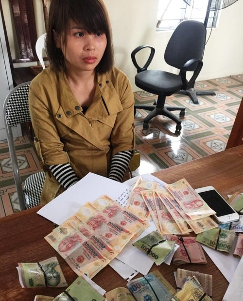 Bắt- giữ- nữ- qu&aacute;i- mang- tiền- giả- đi- đổi- tiền