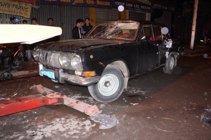 Xe- biển- xanh- g&acirc;y- tai- nạn- li&ecirc;n- ho&agrave;n- trong- 