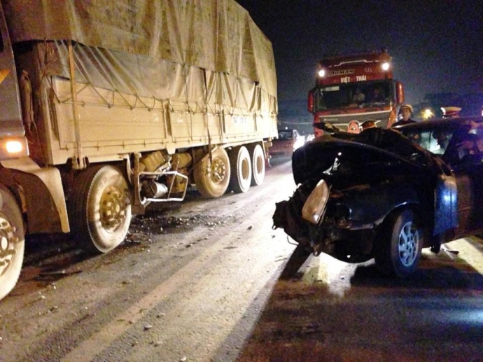 Xe- con- t&ocirc;ng- xe- tải- nhiều- người- nhập- viện.j